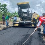 Avanza trabajos de asfaltado en la parroquia Colón Eloy