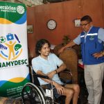 Prefectura de Esmeraldas entrega sillas de ruedas