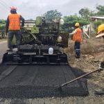 En parroquias rurales del cantón Rioverde inician trabajos de asfaltados