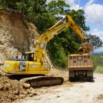 Técnicos y operadores ejecutan proyecto de encauzamiento de agua en el cantón Eloy Alfaro