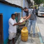 En La Cocoi, Mina de Piedra y Río Esmeraldas, la prefecta entregó raciones alimenticias y gas