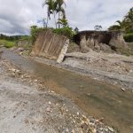 Prefecta anuncia la instalación de un puente sobre el estero Chiva, tras colapso de alcantarillas