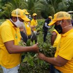 Fomento productivo de la Prefectura de Esmeraldas, elabora kits de plantas medicinales para su donación