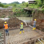 Avanza obra de construcción de puentes sobre el río Chontaduro en el cantón Rioverde