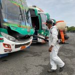 Prefectura de Esmeraldas realizó la desinfección de unidades de Transporte Intracantonal.