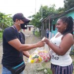Continúa ayuda humanitaria en barrios de la ciudad de Esmeraldas.
