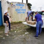 Prefectura de Esmeraldas y Care Ecuador donan jabones a centro de salud y residencia del adulto mayor.