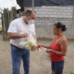 Familias vulnerables del barrio 2 de Mayo en Quinindé recibieron kits alimenticios.