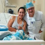 Prefecta Roberta Zambrano recibe el alta médica y continúa en fase de recuperación.