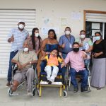 Con alegría dos habitantes de Tonchigüe recibieron sillas de ruedas.