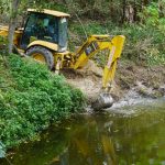 Prefectura trabaja en limpieza del río en La Unión de Atacames.