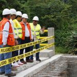Prefecta y vice Prefecto constataron avance en la construcción del puente sobre ''Quebrada del Parto''.