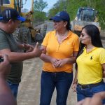 Prefecta, técnicos de infraestructura y concejales de Atacames, recorrieron los trabajos de mejoramiento de la vía Quitito.