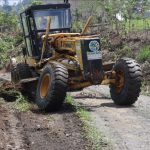Prefectura realiza rehabilitación vial de caminos vecinales en los cantones Esmeraldas y Rioverde.