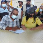 Prefectura de Esmeraldas y municipio de Eloy Alfaro firman convenio de adoquinado y asfalto.