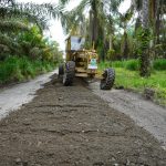 Prefectura continúa trabajando en la mejora de caminos vecinales en Quinindé.