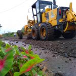 Prefectura de Esmeraldas avanza con los trabajos de reposición de material en la vía 5 de Agosto – La Gabarra.