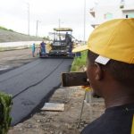 “Optimismo y dedicación”, cualidades de quienes conforman el equipo de asfalto que tiene la Prefectura de Esmeraldas.