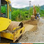 Prefectura de Esmeraldas avanza en los trabajos de asfaltado de la vía E15 – Chaflú – Santa Patricia.