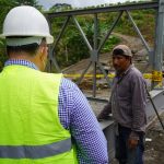 Prefectura de Esmeraldas avanza en la construcción del puente sobre el estero “Agua Clara” en Quinindé.