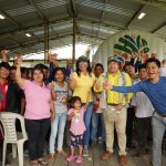 Prefecta de Esmeraldas visitó la comunidad Chachi Guayacana y entregó insumos en apoyo al Fomento Productivo.