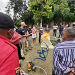 Bomberos de Francia y Prefectura de Esmeraldas capacitan a la población en uso y manejo de kits para potabilización de agua.