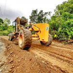 Prefectura de Esmeraldas continúa el mantenimiento de la red vial provincial.