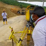 Bienestar y desarrollo económico: dos propuestas de la Prefectura de Esmeraldas con el mejoramiento de la vía Tazone – Agua Fría – Playón.