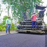 Prefectura de Esmeraldas continua intervención de la vía Cupa - 5 de Agosto en el cantón Quinindé.