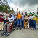 Agricultores de los cantones Rioverde y Eloy Alfaro agradecen a la Prefectura por asfaltado vial.