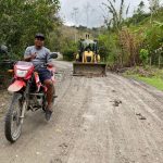Prefectura de Esmeraldas realiza mantenimiento vial en en recinto Dile.