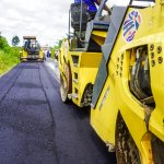 La Prefectura de Esmeraldas retomó los trabajos de asfaltado de la carretera que conecta la E20 con la cabecera parroquial de Ricaurte en el cantón San Lorenzo.