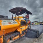 Prefectura de Esmeraldas mantiene la ejecución de trabajos de mantenimiento vial.