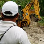 Prefectura de Esmeraldas ejecuta labores de mantenimiento en comunidad Medio Cube del cantón Quinindé