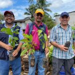 Prefectura de Esmeraldas entrega 10.000 plantas de cacao en Santo Domingo del Ónzole.