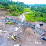 Prefectura de Esmeraldas avanza en la construcción del puente sobre el estero ‘chiva’ en el cantón Quinindé.