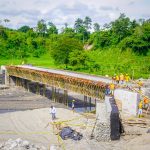 Prefectura de Esmeraldas avanza en la construcción del puente sobre el estero Chivas.