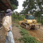 Técnicos de Prefectura rehabilitan vías rurales en el cantón Atacames.