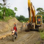 Rehabilitación de vía E20 – Herrera impulsa desarrollo rural en Esmeraldas.