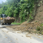 Prefectura realiza limpieza de escombros en la vía Tabiazo – Carlos Concha.