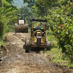 Prefectura de Esmeraldas realiza limpieza de cunetas y reconformación de la vía Chura – San Carlos en Quinindé.