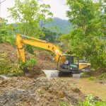 Prefectura desaloja escombros por creciente del Estero Tabuche.