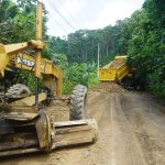 Prefectura de Esmeraldas realiza mantenimiento vial en Estero de Plátano.