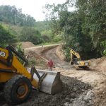 Prefectura atiende emergencia en el camino Chura - Chancama en el cantón Quinindé.