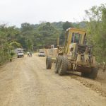 Prefectura realiza trabajos viales en el sector La Tortuga, cantón Muisne.