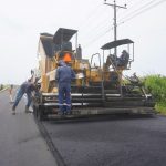 Avance del 62% en la obra de asfaltado Las Peñas – La Tola transforma la economía en Eloy Alfaro.