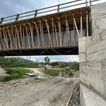 Prefectura de Esmeraldas cumple con la ejecución del puente sobre el río Majua.