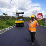 Avance significativo en la rehabilitación vial de Quinindé con el asfaltado de la vía Viche – El Albe – La Cascada.