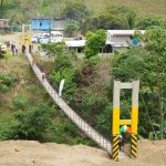 Prefecta, Roberta Zambrano, inaugura puente en la comunidad la perla del cantón Rioverde.