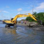 Continúan labores de limpieza y acondicionamiento en la zona costera de algarrobos, parroquia Camarones.